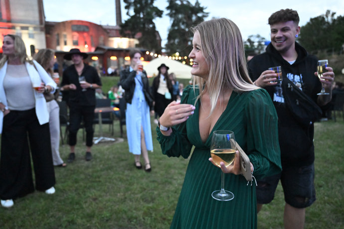 FOTO: Herečka Sarah Horáková na party. – stránka 4