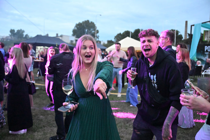 FOTO: Sarah Horáková na party. – stránka 1