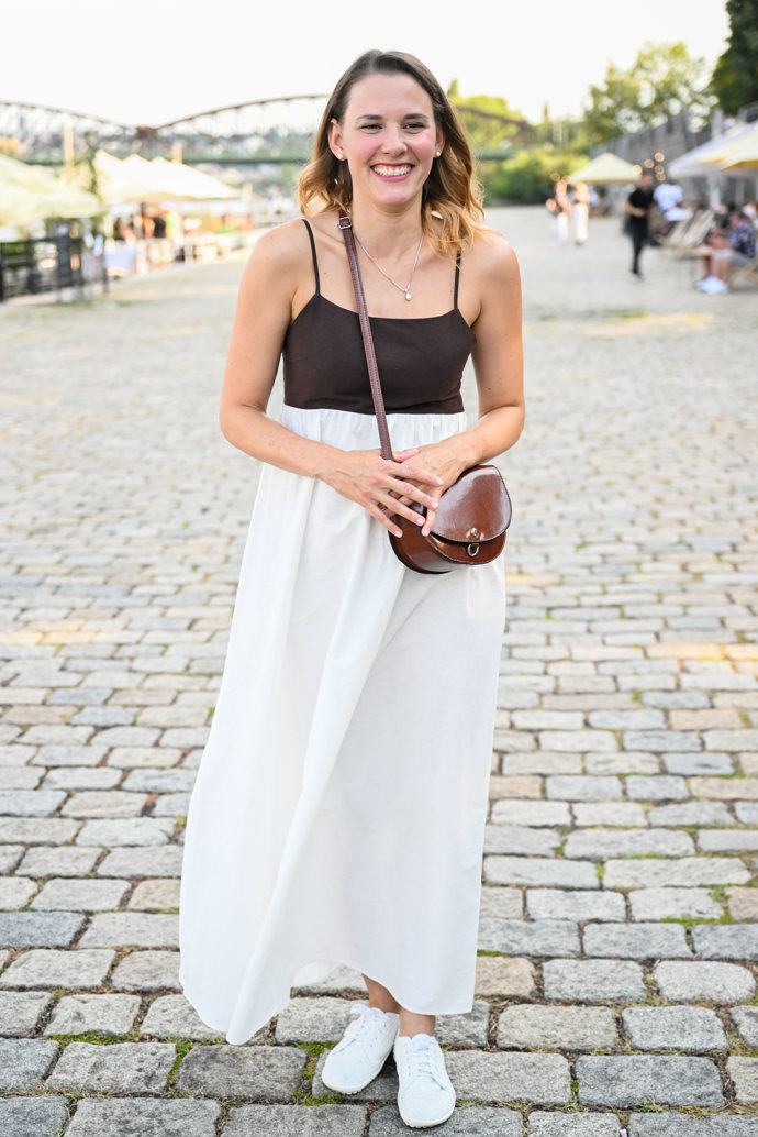 FOTO: Šárka Krausová dorazila v dobré náladě. – stránka 16