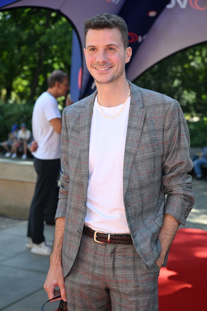 FOTO: Martin Hranáč se živí jako číšník. – stránka 7