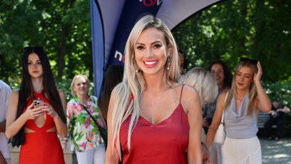 FOTO: Denise Ayverdi měla rudé šaty.