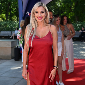 Pod šaty si kráska zapomněla vzít podprsenku. 