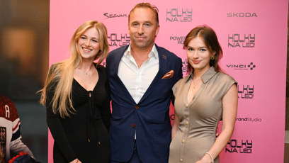 FOTO: Milan Hnilička s dcerami na premiéře filmu Holky na led.
