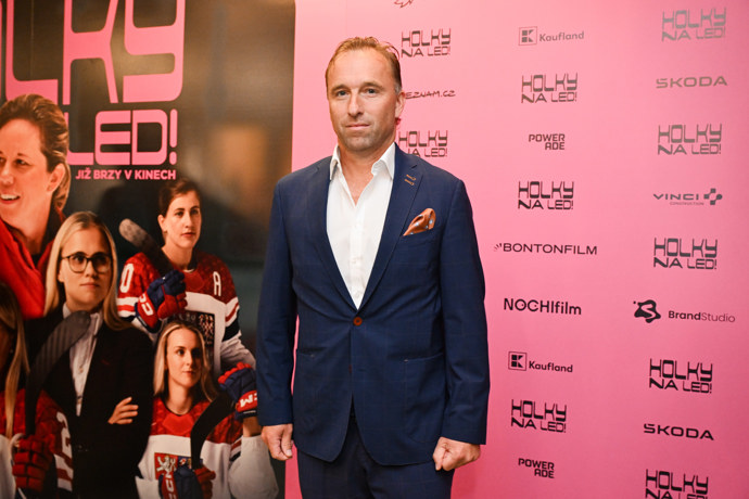 FOTO: Milan Hnilička na premiéře filmu Holky na led. – stránka 9