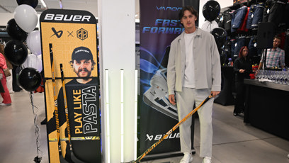 FOTO: Vláďa si zkusil dribling v prodejně.