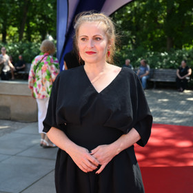 Herečka oblékla jednoduché černé šaty vyšperkované červenými náušnicemi. 