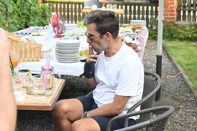 FOTO: Janek Bartoška si neodpustil cigárko, stejně jako jeho tatínek. – stránka 39