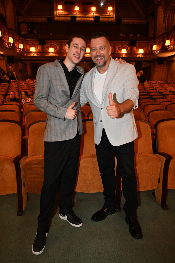 FOTO: Michal Kavalčík se synem na premiéře filmu Pod Parou. – stránka 21