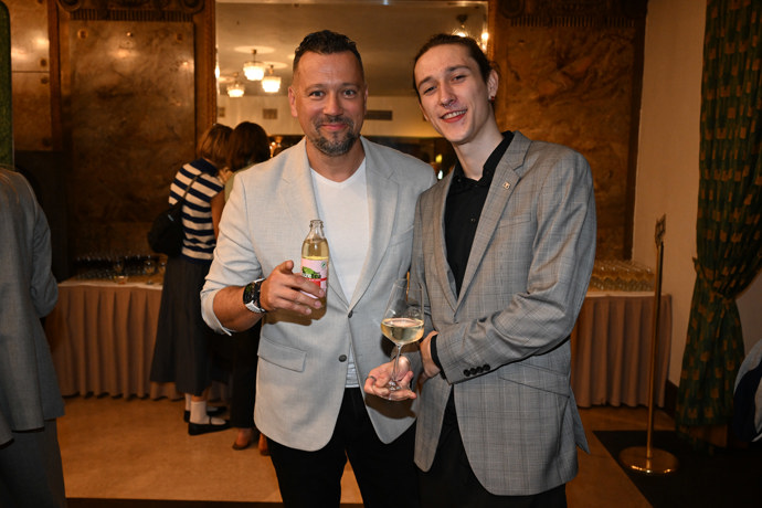 FOTO: Michal Kavalčík se synem na premiéře filmu Pod Parou. – stránka 18