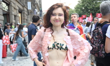 Eva Toulová odhalila hrudník.