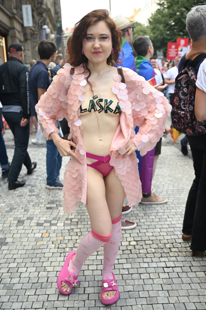 FOTO: Eva Toulová a její další bizarní obleček. – stránka 46