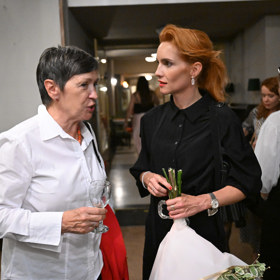 Hana Vagnerová dostala květinu.