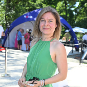 Takhle to herečce slušelo na letní tiskové konferenci televize Nova. 