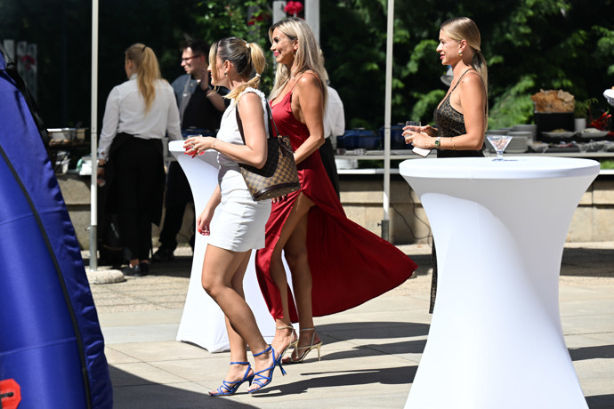 FOTO: Denise Ayverdi měla odvážné šaty. – stránka 22