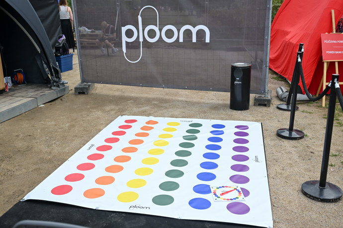 FOTO: Twister před Ploom loungem. – stránka 27