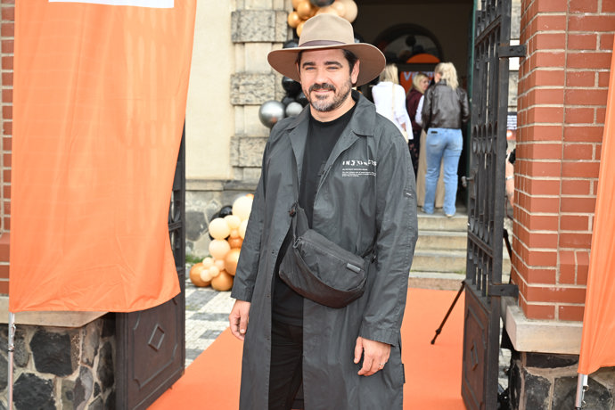 FOTO: Vojtěch Kotek odhalil začátek vysílání druhé série show Zrádci. – stránka 1