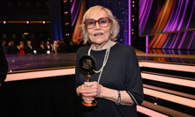 Marta Kubišová se soškou.