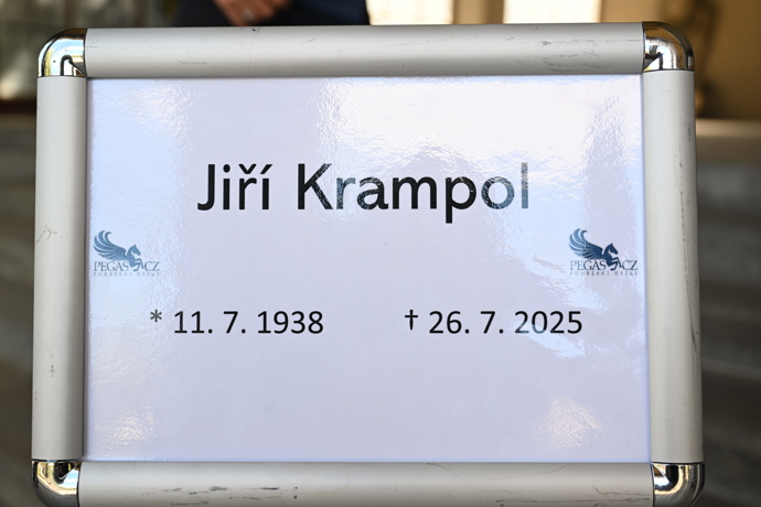 FOTO: Pohřeb Jiřího Krampola. – stránka 148