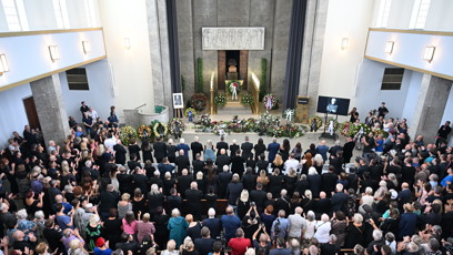 FOTO: Na pohřeb přišlo plno lidí.