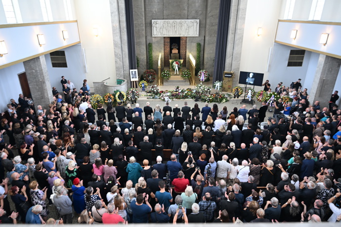 FOTO: Poslední rozloučení s Jiřím Krampolem ve strašnickém krematoriu. – stránka 74