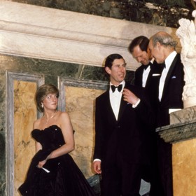 Charlesovi se navíc nelíbila barva šatů, černou nosí členky královské rodiny jen na pohřby. Diana si ale prosadila svou.