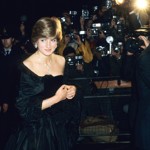 Pak už Diana rebelovala záměrně. Například na první oficiální akci po boku svého snoubence, prince Charlese, si v březnu 1981 vzala černé šaty odhalující ramena. Ač k róbě od Davida a Elizabeth Emanuelových patřil pléd, Diana jeho potenciál příliš nevyužila.
