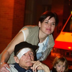 Poslední roky života Jiřího Kodeta byly neveselé. Zakopl o kocoura a zlomil si nohu v krčku. Pohyb mu činil neskutečnou bolest vzdor voperované endoprotéze. Poslední půlrok života strávil upoután na lůžko. Na snímku s dcerou Bárou, která je rovněž herečka.