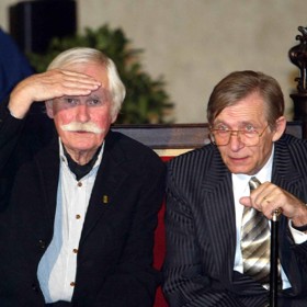 Jiří Kodet je držitelem Medaile Za zásluhy 1. stupně, kterou získal v roce 2003. Na slavnostním večeru se potkal s výtvarníkem Adolfem Bornem.