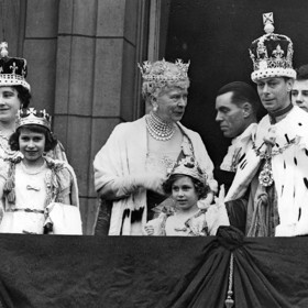 O rok později se Elizabeth objevila na balkoně Buckinghamského paláce u příležitosti korunovace svého otce, krále Jiřího VI. Zleva: Královna Alžběta (maminka Elizabeth), princezna Elizabeth, královna Marie (babička Elizabeth), princezna Margaret (sestra Elizabeth) a král Jiří VI. (otec Elizabeth).