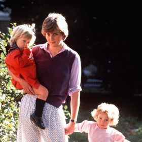 Devatenáctiletá princezna Diana, tehdy ještě známá jen jako Lady Spencer, pózovala v září roku 1980 fotografům v rozevláté sukni, pod kterou si zapomněla vzít spodničku. 