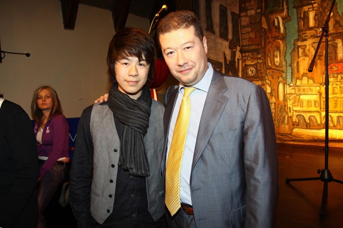 FOTO: Tomio Okamura se synem Ruyem před lety. – stránka 1