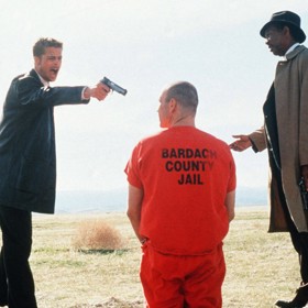 Brad Pitt si za roli zlostného detektiva Davida Millse odnesl sedm milionů dolarů. Brutálního a mimořádně inteligentního vraha si zahrál Kevin Spacey, Ač na obrazovce strávil minimum času, jeho výkon se vryje do paměti.