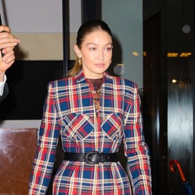 Modelka Gigi Hadid nosí kostkovaný vzor na kouscích s pánským nádechem a ráda sahá i po kostkovaných košilích a bundách.