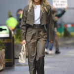 Zpěvačka a tanečnice Ashley Roberts, kterou proslavila dívčí skupina Pussycat Dolls, umí khaki kalhoty nosit s nenucenou elegancí.