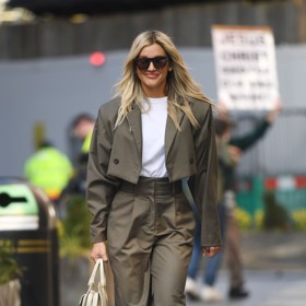 Zpěvačka a tanečnice Ashley Roberts, kterou proslavila dívčí skupina Pussycat Dolls, umí khaki kalhoty nosit s nenucenou elegancí.