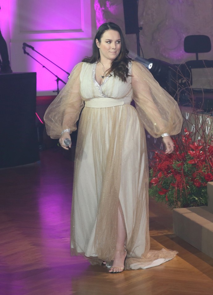 FOTO: Tenhle outfit z roku 2023 jí dělal zbytečně širší, což je škoda.