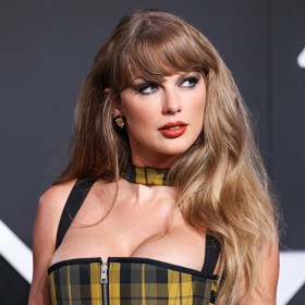 Ani Taylor Swift nechybí kostkované oblečení v šatníku. Zpěvačka kostku preferuje na ženských kouscích, jako jsou korzety, ale i mini sukně nebo šaty.