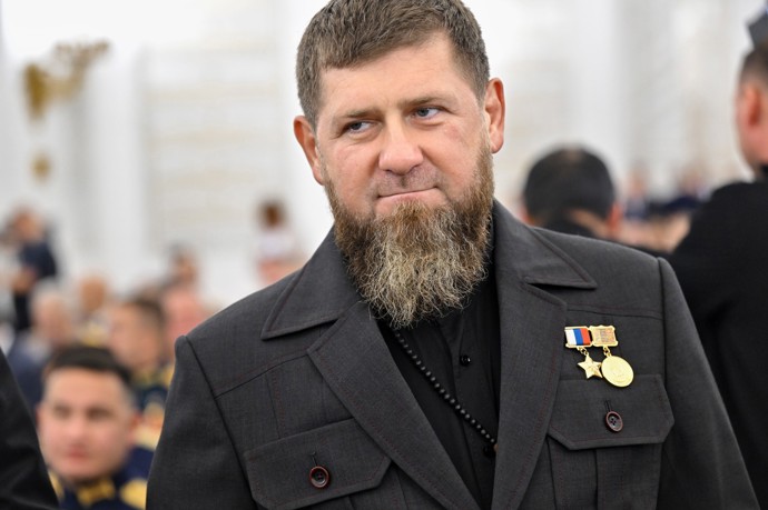 FOTO: Čečenský vůdce Ramzan Kadyrov je častým terčem nejrůznějších spekulací. Nyní se opět hovoří o jeho údajném špatném zdravotním stavu. – stránka 1