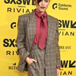 Herečka Jenna Ortega si kostku také zamilovala. Nebojí se outfitů s pánskými prvky, ale kostkovaný vzor nosí i na šatech nebo sukních.