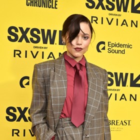 Herečka Jenna Ortega si kostku také zamilovala. Nebojí se outfitů s pánskými prvky, ale kostkovaný vzor nosí i na šatech nebo sukních.