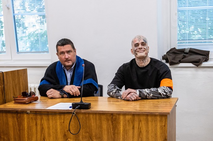 FOTO: Vercetti se u soudu dobře bavil. – stránka 2