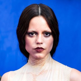 Jennu Ortegu proslavila hlavní role v seriálu Wednesday. Gotický look svojí postavy občas přenáší i do své osobní image, a tak jsou pro herečku typické například temně vínové rty.