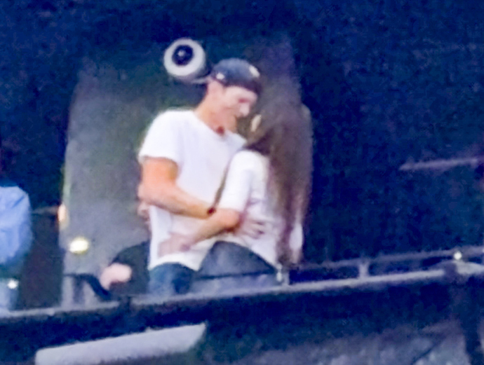 FOTO: Ashton Kutcher a Mila Kunis na koncertě Backstreet Boys. – stránka 5