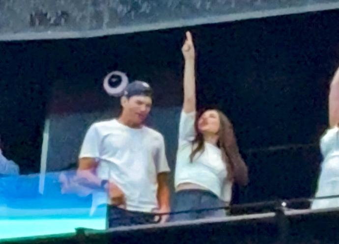 FOTO: Ashton Kutcher a Mila Kunis předvedli zamilovanou show. – stránka 4