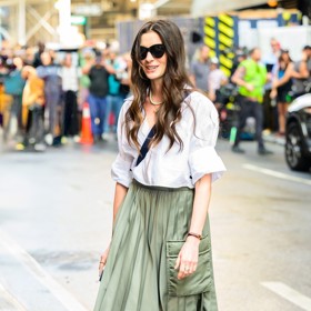 Anne Hathaway na natáčení Ďábel nosí Pradu 2 vynesla další skvělý outfit. Propojila v něm eleganci s ležérností košile a vojenských prvků.