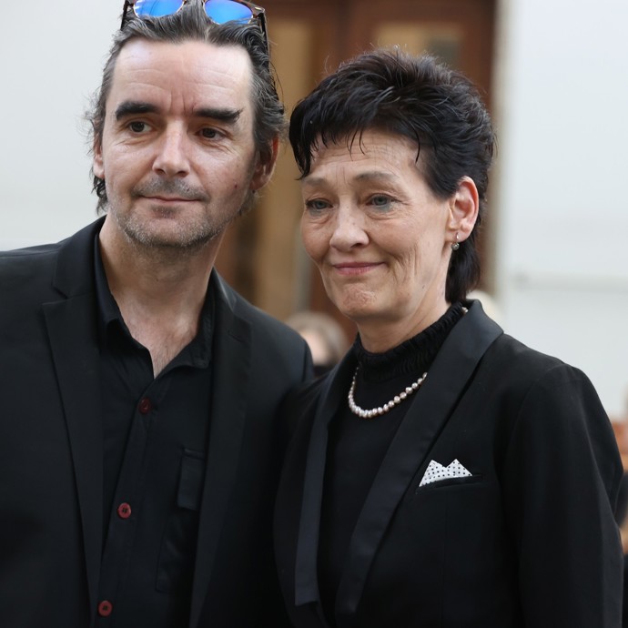 FOTO: Monika Kvasničková s manželem na pohřbu Jiřího Krampola. – stránka 4