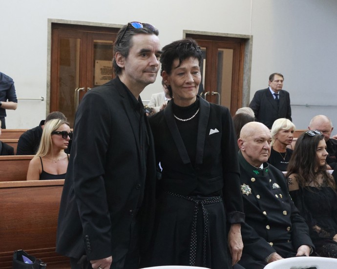 FOTO: Monika Kvasničková s manželem na pohřbu Jiřího Krampola. – stránka 1
