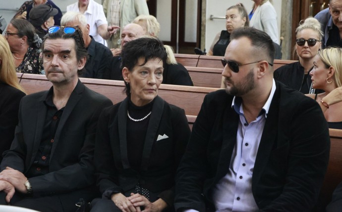 FOTO: Monika truchlila na pohřbu.