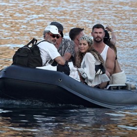 Chris Hemsworth přijíždí s kamarády na luxusní jachtu. 