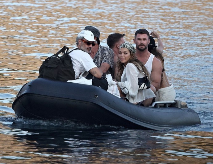FOTO: Chris Hemsworth přijíždí s kamarády na luxusní jachtu. – stránka 6